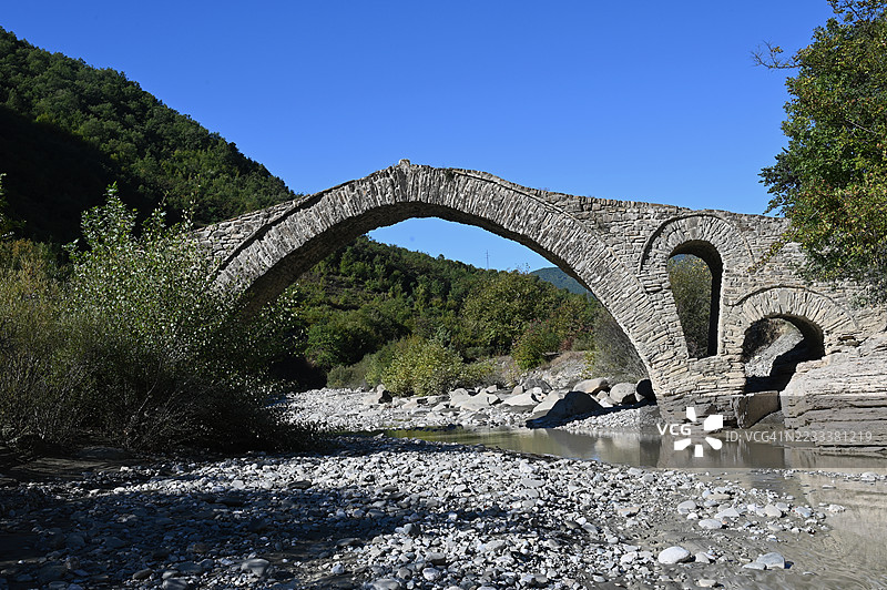 阿尔巴尼亚斯克拉帕尔森林中的石拱桥横跨岩石河床图片素材