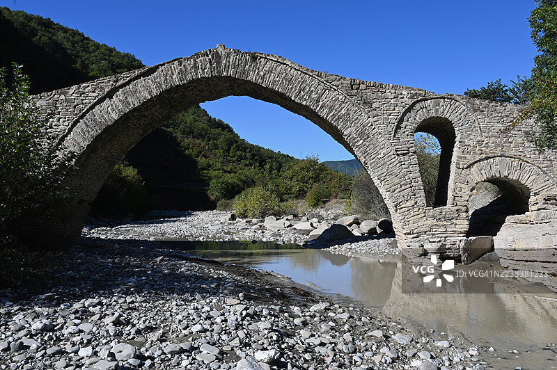 阿尔巴尼亚斯克拉帕尔的古老石拱桥横跨岩石河床图片素材