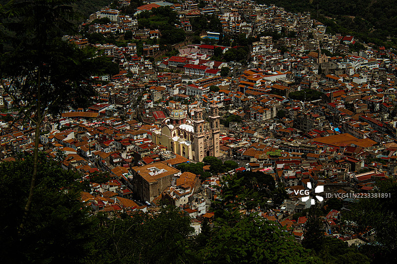 塔斯科城市景观的鸟瞰图，拥有殖民地建筑和郁郁葱葱的绿意，塔斯科，墨西哥图片素材