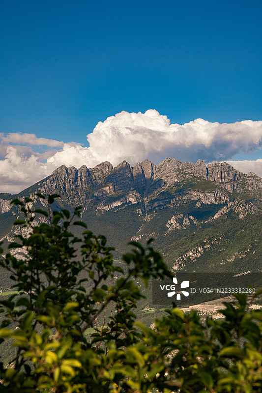 意大利莱科的壮丽山脉在晴朗的蓝天下图片素材