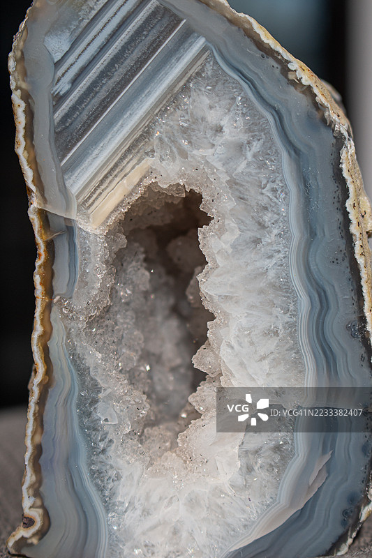 水晶形成的晶洞特写图片素材