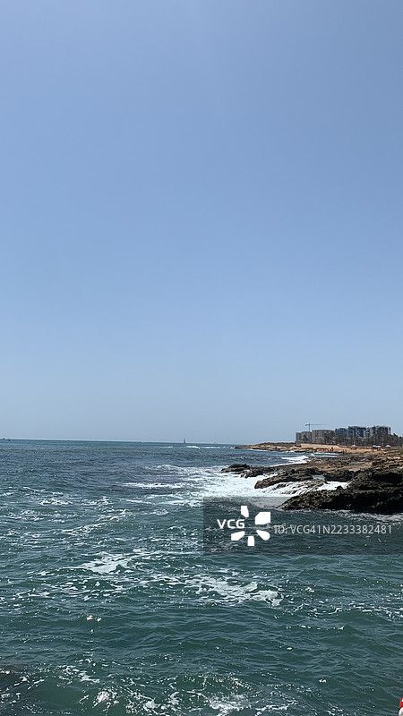 西班牙托雷维耶哈的岩石海岸线和晴朗蓝天的海岸景观图片素材