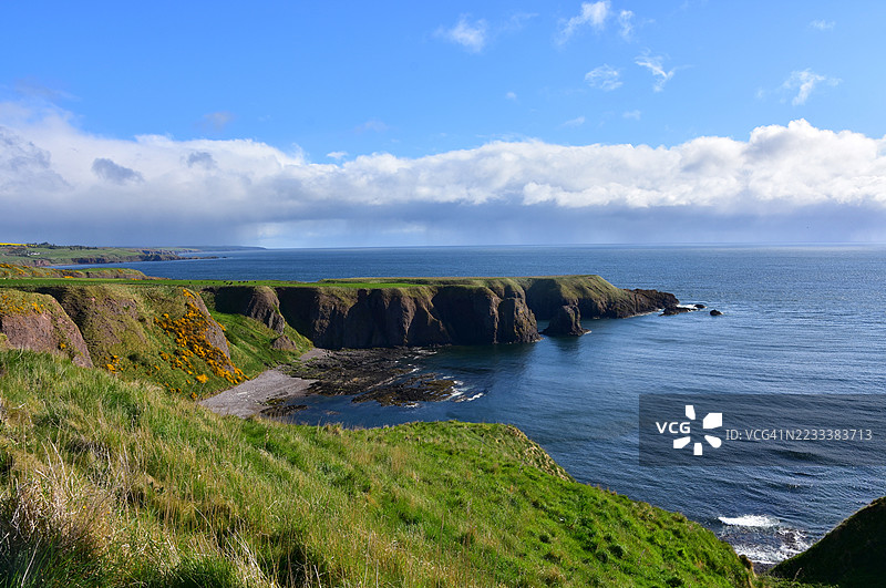 阳光明媚的日子里，俯瞰海洋的海岸悬崖，英国图片素材