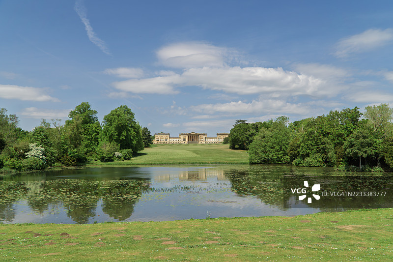 宁静湖面上倒映着宏伟的府邸，白金汉，英国图片素材