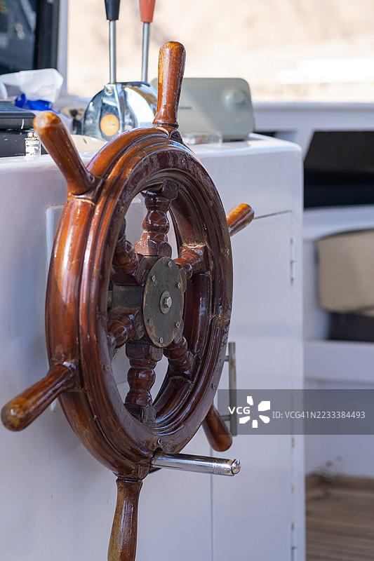 船上的木制舵轮特写图片素材