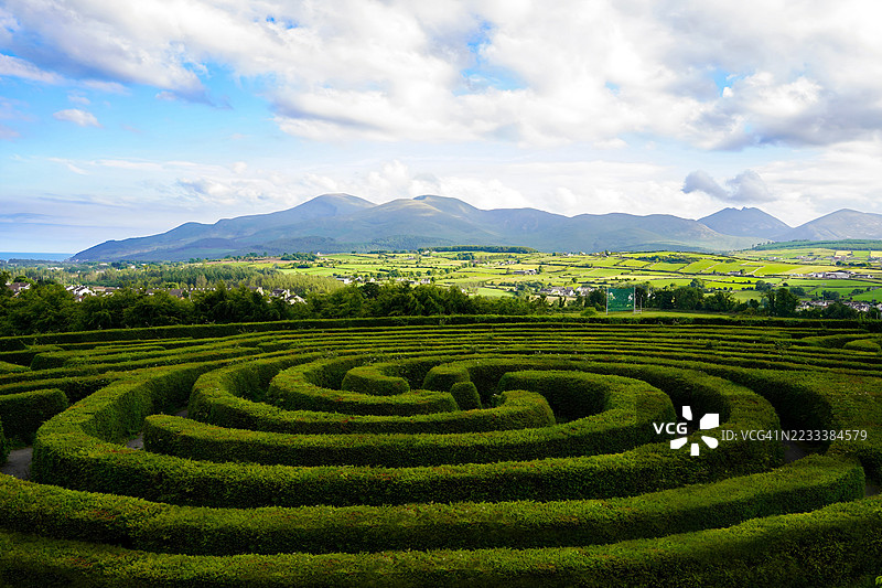 俯瞰郁郁葱葱的迷宫，背景是山脉，位于英国卡斯尔韦兰。图片素材