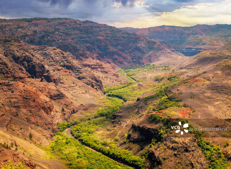 怀梅亚峡谷的美丽景色，郁郁葱葱的绿意和戏剧性的天空，怀梅亚，美国，USA图片素材
