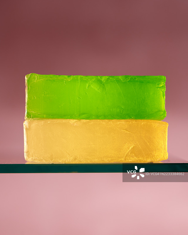 五彩缤纷的分层蛋糕放在玻璃架上图片素材