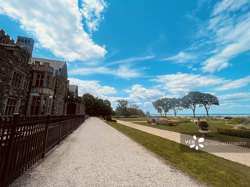 历史石建筑和花园在明亮蓝天下的美丽景色图片素材