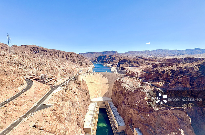 胡佛大坝和科罗拉多河在沙漠景观中，美国图片素材