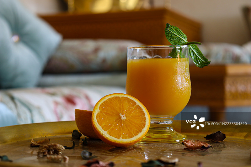新鲜榨取的橙汁配薄荷放在桌子上图片素材