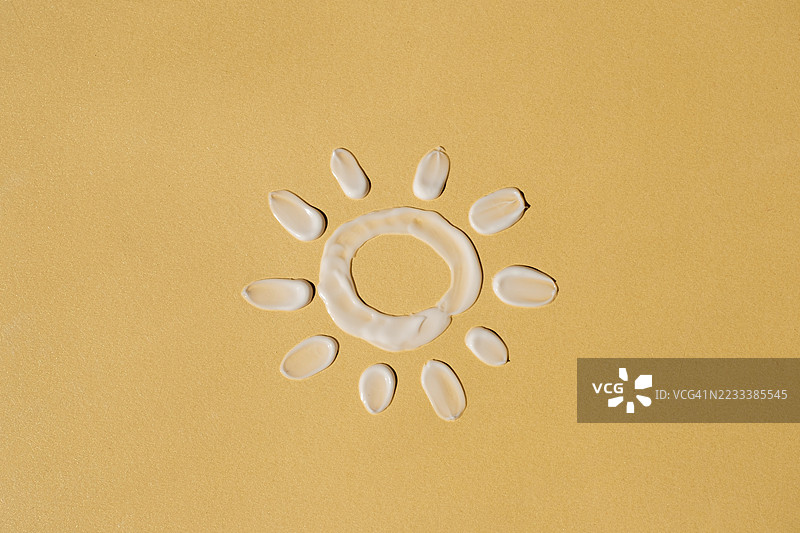 沙滩上排列成太阳形状的贝壳图片素材