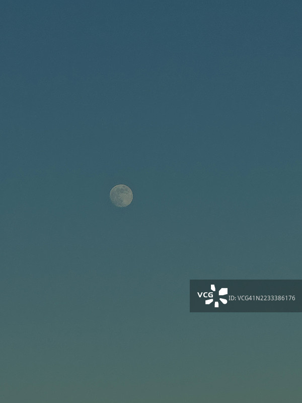 晴朗夜空中的满月图片素材