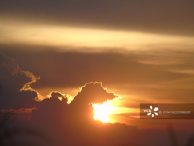 戏剧性的日落，树木和云彩的剪影，坦桑尼亚姆万扎图片素材