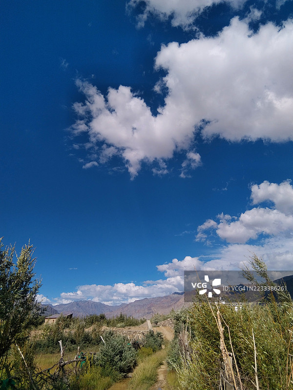 蓝天与山脉的风景如画的景观图片素材