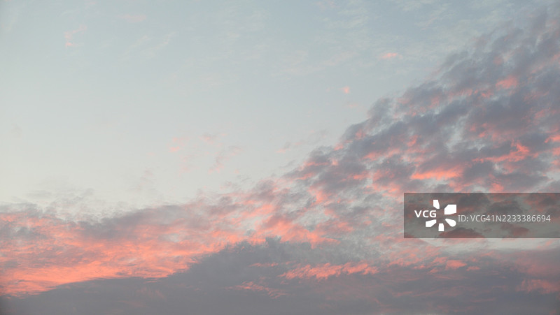 戏剧性的日落天空，粉色和蓝色的云彩图片素材