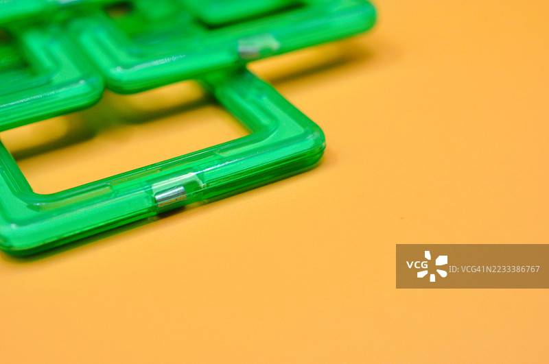 黄色背景上的绿色玩具积木图片素材