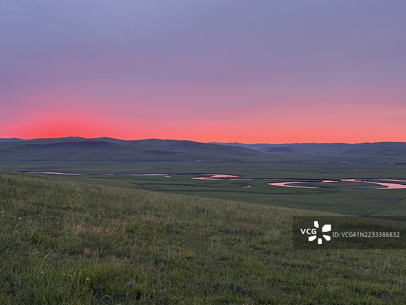 夕阳下的草原和河流宁静风景，呼伦贝尔，中国图片素材