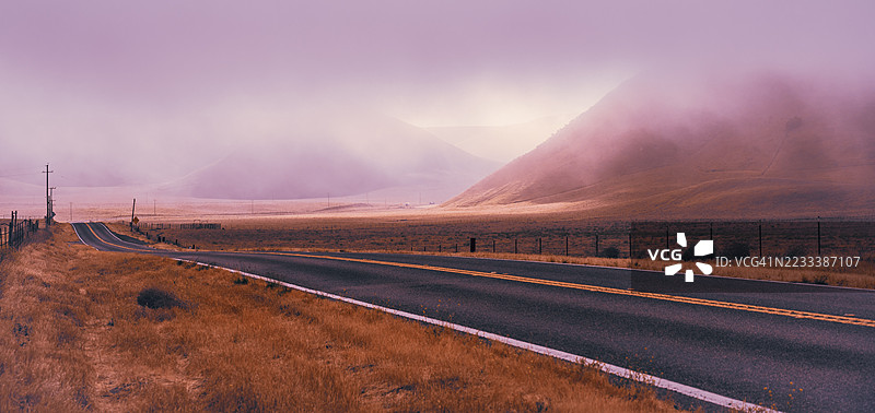 黎明时分，雾气弥漫的山地风景中的道路，圣卢卡斯，美国图片素材