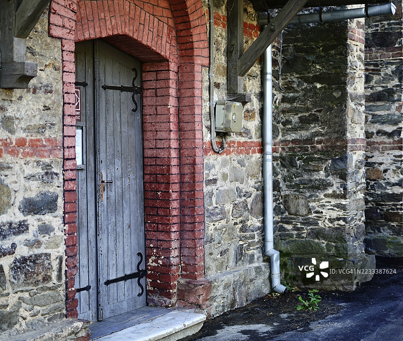 带木门和砖拱门的乡村石建筑，瓦柳格，罗马尼亚图片素材