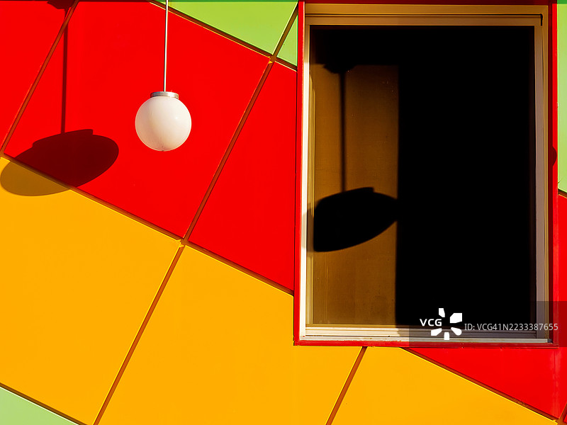 色彩斑斓的几何墙壁，带窗户和悬挂灯，斯巴达，希腊图片素材