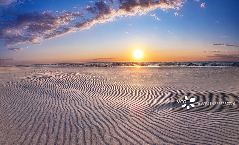 宁静的海滩日落与波纹沙滩，德哈恩，比利时图片素材