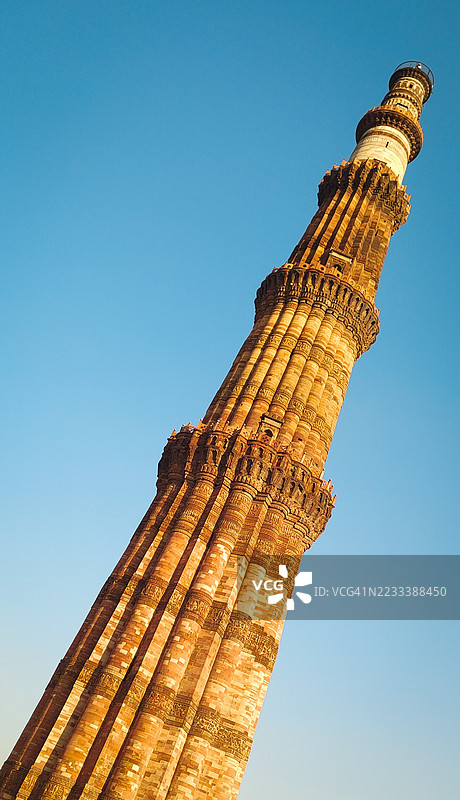 在晴朗的蓝天下，阿扎姆加尔，印度的库特布塔伊图片素材