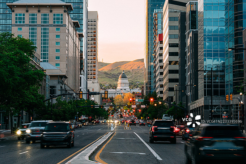 犹他州盐湖城州街尽头的犹他州议会大厦，春季时节图片素材