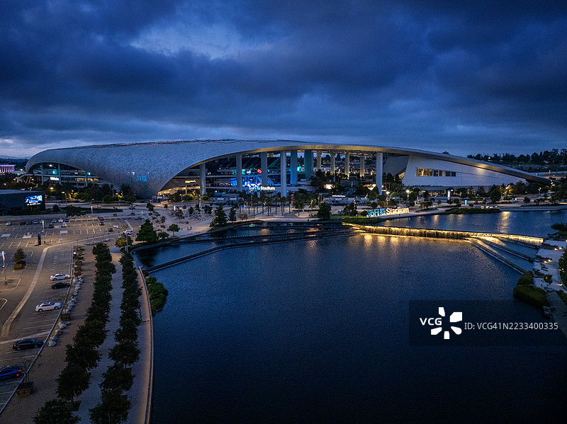 洛杉矶索非体育场的夜间鸟瞰图。图片素材