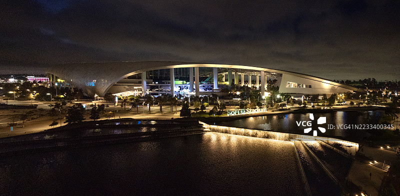 洛杉矶索非体育场的夜间鸟瞰图。图片素材
