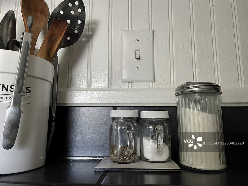 厨房里的盐、胡椒和糖罐图片素材