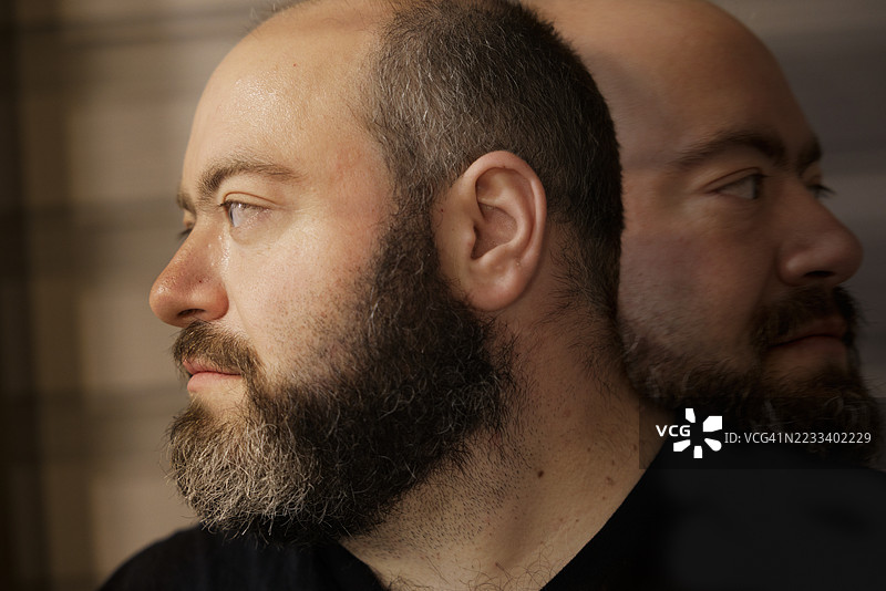 多重曝光的重型白人男性，留着胡须，面部表情有趣，拍摄于室内，两次曝光图片素材