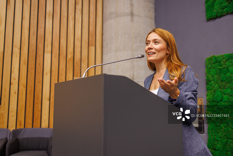 女商人在现代会议室发表演讲图片素材