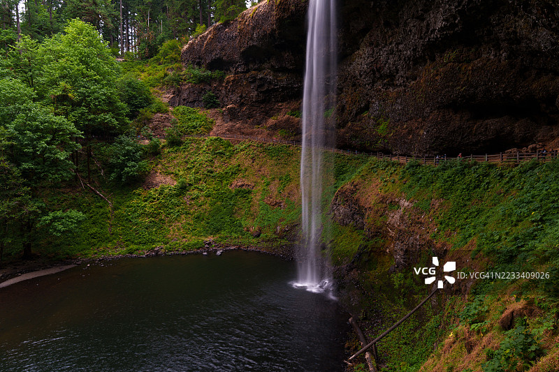 壮观的瀑布在郁郁葱葱的森林中倾泻而下，银顿，美国图片素材