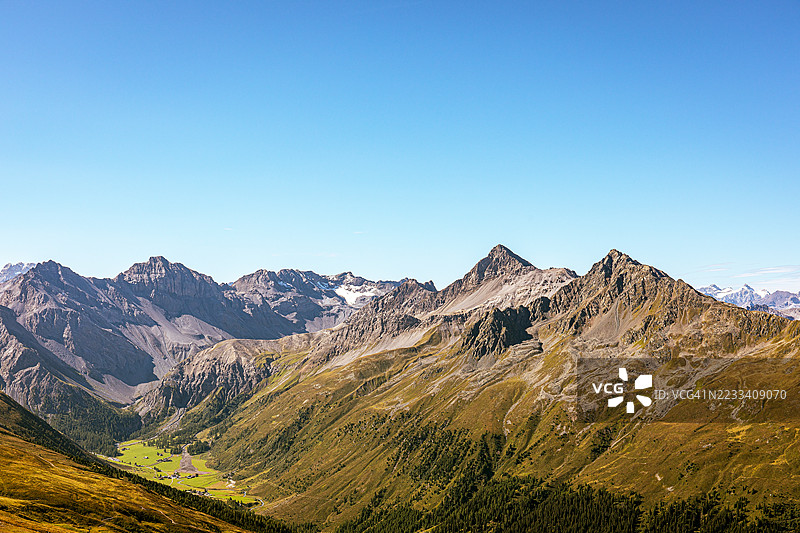 瑞士达沃斯下的壮丽山脉与晴朗蓝天图片素材
