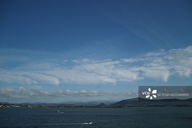 西班牙宁静的海天风光图片素材