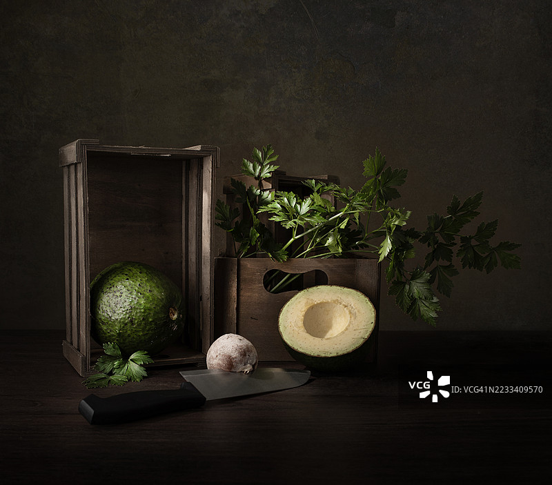 乡村风格的静物画，木桌上摆放着鳄梨和香菜图片素材