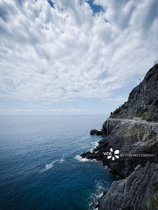 俯瞰海洋的海岸悬崖道路，里奥马焦雷，意大利图片素材