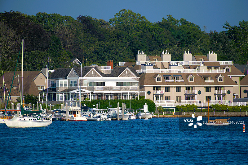 美国海岸小镇，码头停靠着船只图片素材