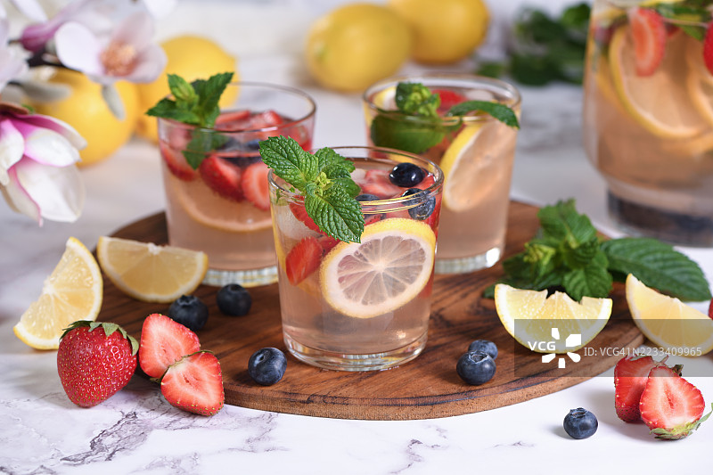 清爽的夏季水果饮品，搭配柠檬和浆果图片素材