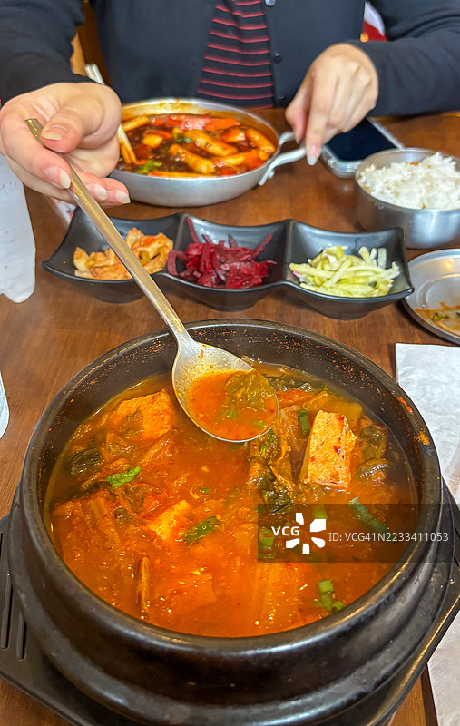 韩国料理，泡菜汤和配菜图片素材