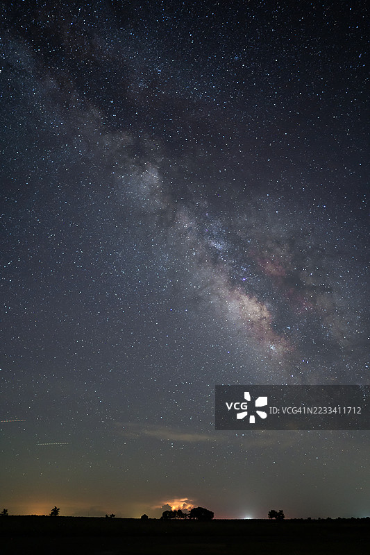 令人惊叹的银河系在夜空中图片素材