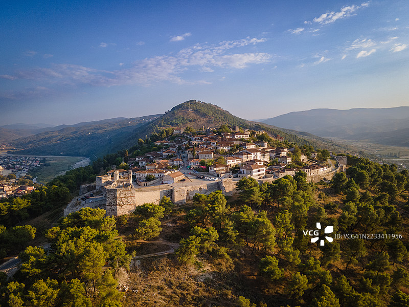 航拍图：群山与森林环绕的历史古镇图片素材