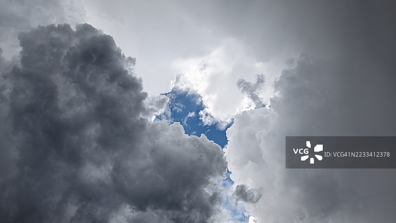 戏剧性的云彩与阳光透过云层图片素材