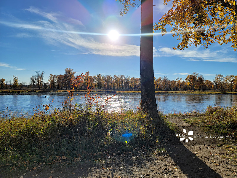 秋日阳光映照在宁静的湖面上图片素材