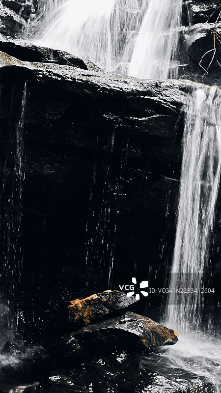 雄伟的瀑布从岩石上倾泻而下图片素材