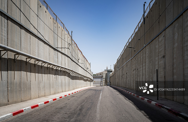 城市环境中混凝土墙之间的空旷道路图片素材