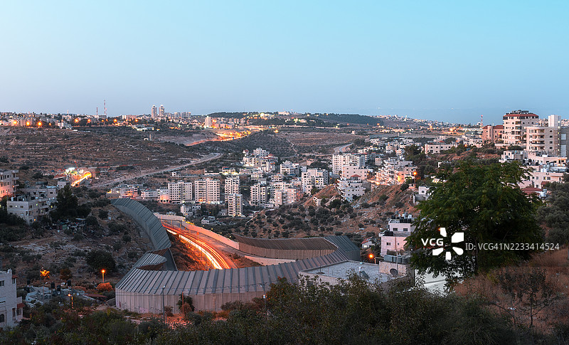 黄昏时分城市景观的美丽景色，灯光璀璨的建筑和道路图片素材