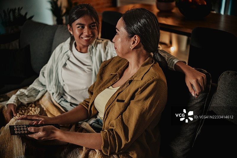 母女在温馨的夜晚共享珍贵的时光。图片素材