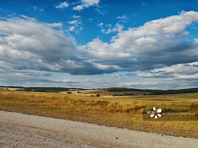 保加利亚壮阔的乡村风景与戏剧性的天空图片素材